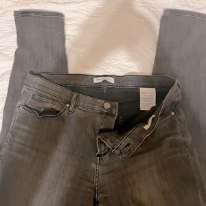 Banana republic gray skinny’s, destructed knee, 31T